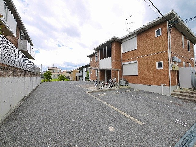 クレストヒルズの駐車場|駐車場があるので、車を買う予定の方も安心です