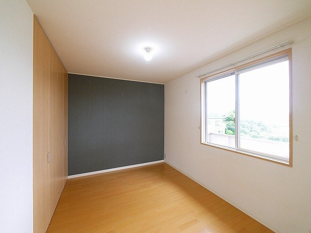 クレストヒルズの寝室|広くて明るい寝室