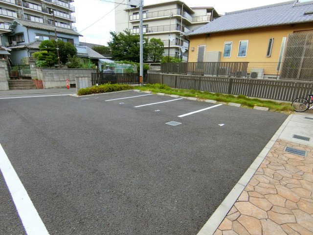 レオネクストCREA東館の駐車場