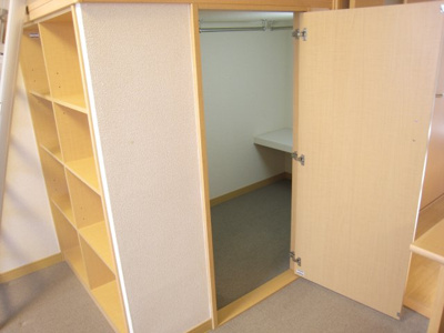 【収納】 | オークヒルズA | ウォークインクローゼットはちょっと屈んで入るタイプ。荷物・洋服、たっぷり入ります。