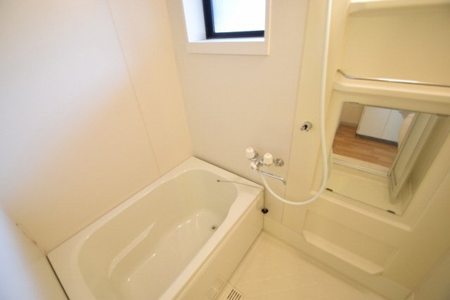 エミネンス夏見台の浴室|窓付き