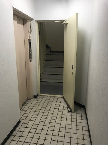 神田カトランビルのエントランス