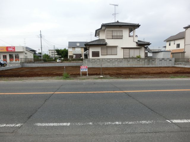 鴻巣市箕田の売地の外観|看板の左側がB区画。右側がC区画です。現地には境界がわかるように紐が引いてありますので、ぜひ現地をご確認ください。