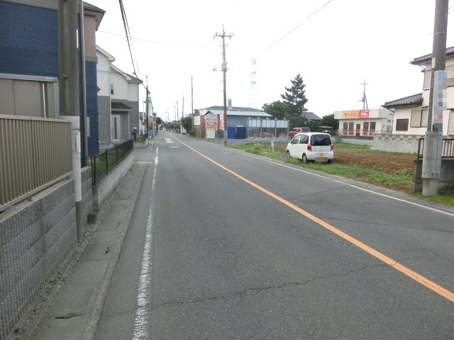 鴻巣市箕田の売地の前面道路含む現地写真|前面道路の写真です。右側が対象地です。