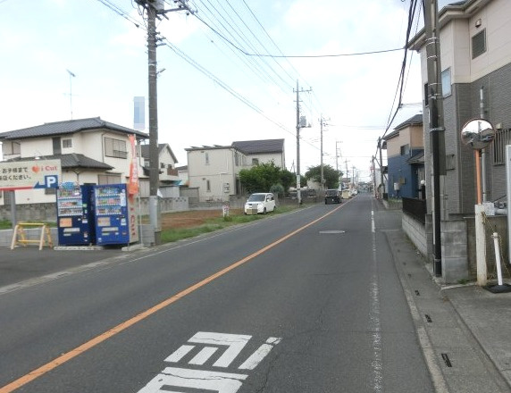鴻巣市箕田の売地の前面道路含む現地写真|前面道路の写真です。左側が対象地です。