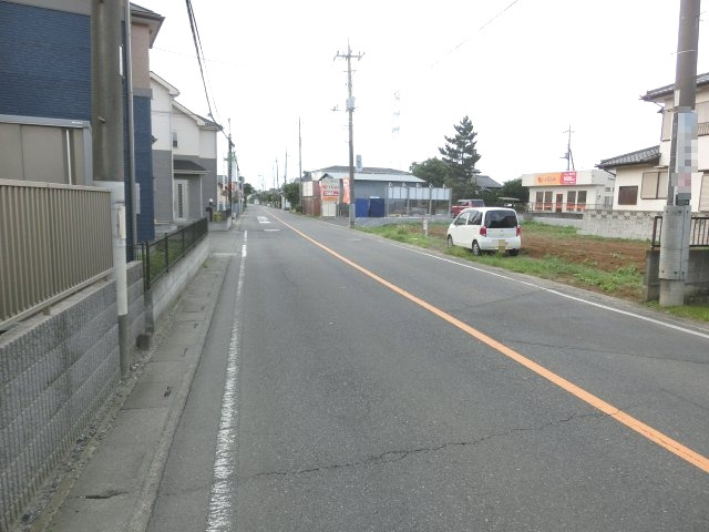 鴻巣市箕田の売地の前面道路含む現地写真|前面道路からの写真。右側が対象地です。