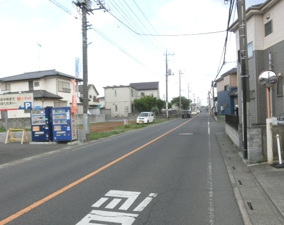 鴻巣市箕田の売地の前面道路含む現地写真|前面道路からの写真。左側が対象地です