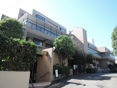 【外観】 | コスモ根岸旭台 | 隣接住居の視線をカットする雁行式のファザードがとても印象的なマンションです♪