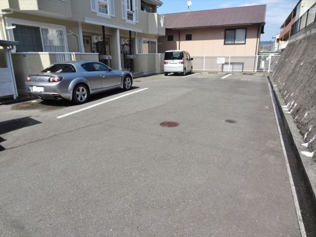 メリーパレスの駐車場