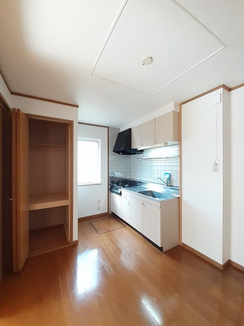 メリーパレスの居間・リビング|小窓のある台所！ガス２口コンロ設置の使いやすいキッチンです。