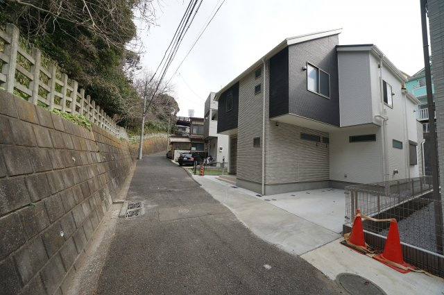 保土ヶ谷区鎌谷町　新築戸建【成約済】の前面道路含む現地写真
