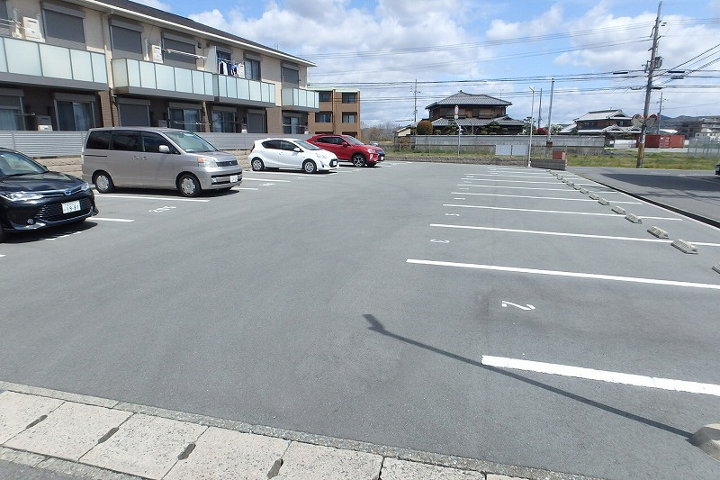 エンカーサ宝殿Ａ棟の駐車場