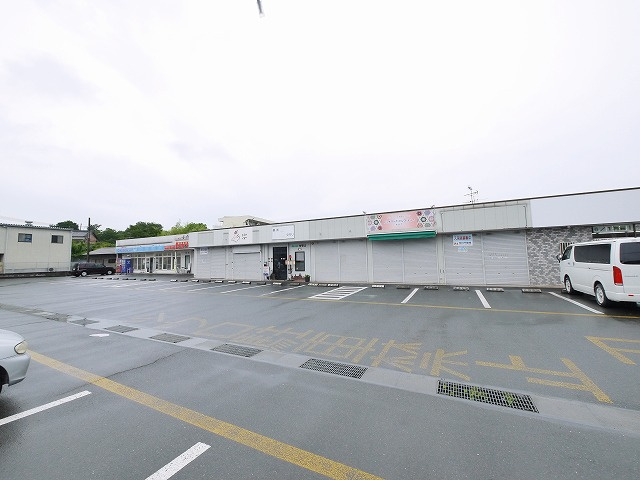 小泉町コンビニの外観