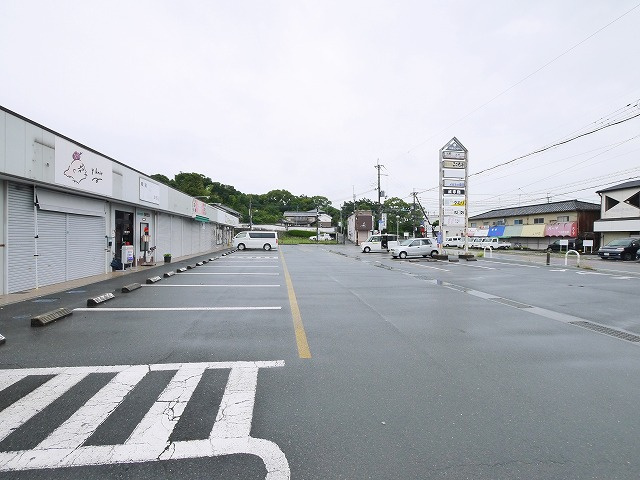 小泉町コンビニの駐車場
