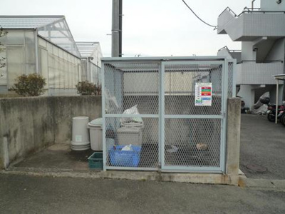 【エントランス】 | ポラーノ鷺沼 | 敷地内ごみ置き場でごみ出しもらくらく～♪忙しい社会人さんや主婦さんにもうってつけ！