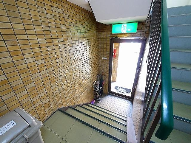 ハイネス桜井のエントランス|建物の内部です