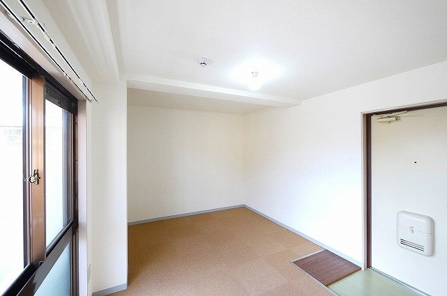 ハイネス桜井の洋室|ゆったりした洋室です