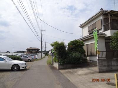 【前面道路含む現地写真】 | 伊奈町小室　中古住宅980万円