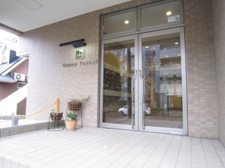 【エントランス】 | 共用エントランスは防犯カメラ付きです！夜遅くに帰宅する時も、お出かけ時でも安心ですね♪