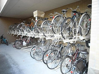 【その他共用部分】 | 屋根付きの駐輪場があるので雨が降っても大切な自転車が濡れません☆自転車はちょっとした移動手段に便利ですよね！
