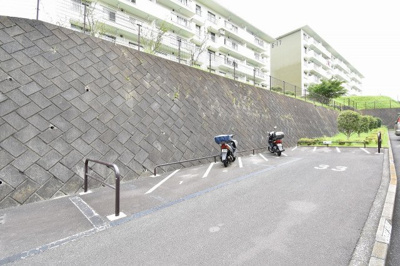 【その他共用部分】 | 洋光台南第2団地6-18号棟 | バイク置場