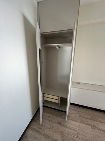 ニューステイトメナーの収納|鏡付きクローゼット