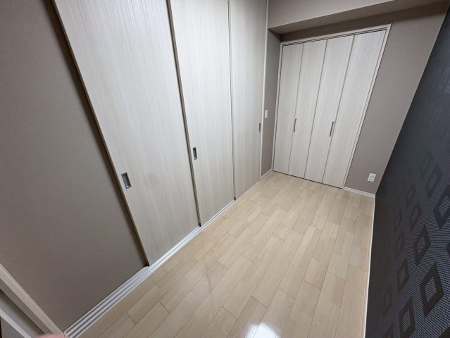 プレミアム菱屋西の洋室