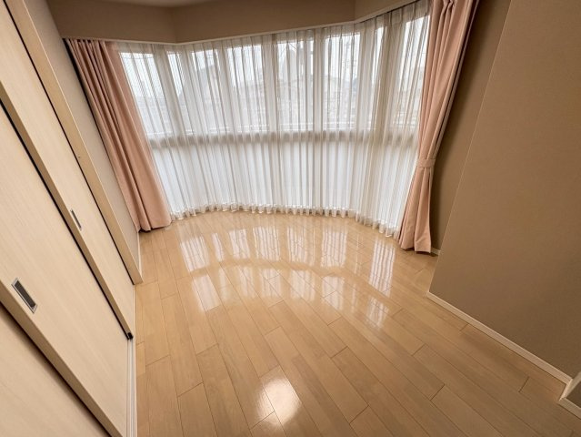 プレミアム菱屋西の洋室