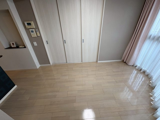 プレミアム菱屋西の洋室