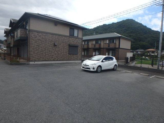 ビューハイツ西浦田の駐車場