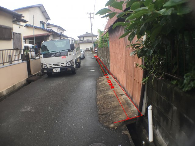 夜臼3丁目 土地（古家付）の前面道路含む現地写真|間口広いです。17.9メートル道路に面しています。