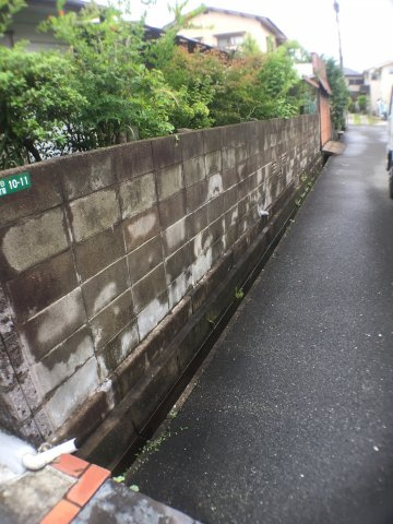 夜臼3丁目 土地（古家付）の前面道路含む現地写真|側溝あり