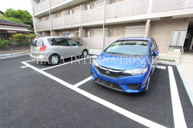 グラシアスツーの駐車場
