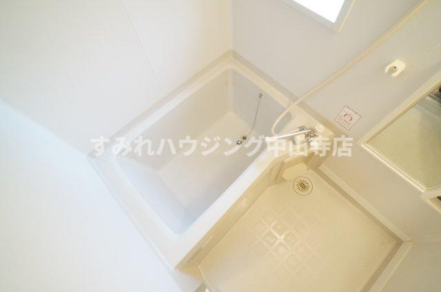 田中ハイツB棟の浴室|小窓もついている浴室です