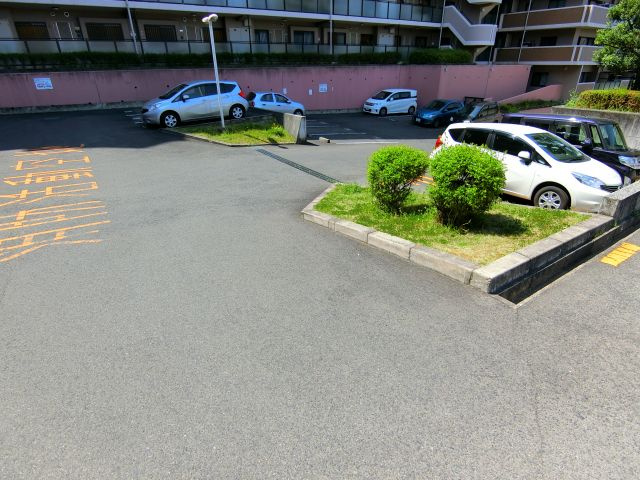 南海サウスヒルズ松ヶ丘の駐車場