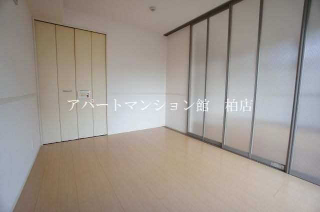 オアシスの洋室