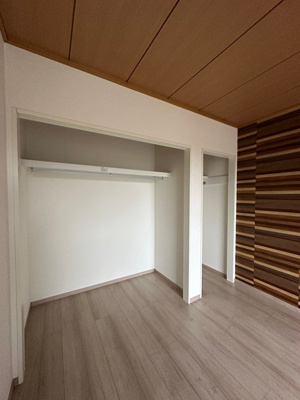 【トイレ】 | アベニュー白鳥A | トイレは温水洗浄便座付き♪バストイレ別です♪小物を置ける便利な棚やタオルハンガーも付いています♪