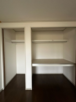 【収納】 | アベニュー白鳥A | 洋室6帖のお部屋にあるクローゼット(左)と収納スペース(右)です！たっぷり収納できてお洋服や荷物が多くても安心の収納力☆