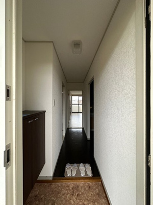 【玄関】 | アベニュー白鳥A | シューズボックス付きで玄関すっきり片付きます☆お客様もスムーズにお出迎えできますね！上に写真やかわいい小物を置けるので、玄関を華やかに飾れます♪