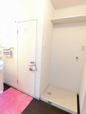 【設備】 | アベニュー白鳥A | 洗面所にある室内洗濯機置き場です♪防水パンが付いているので万が一の漏水にも安心！上部には便利な収納棚付き♪