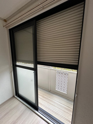 【バルコニー】 | アベニュー白鳥A | バルコニーは南東向きなので、晴れた日のお洗濯物は朝からよく乾きそう☆2部屋から出入りできるのが嬉しいですよね！