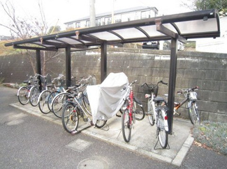 【その他共用部分】 | 屋根付きの駐輪場があるので雨が降っても安心ですね☆荷物が重いときに自転車があれば助かりますね！