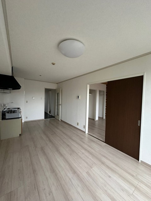 【居間・リビング】 | アベニュー白鳥A | 南東向きダイニングキッチン9帖☆窓側からの眺めです☆椅子とテーブルを囲んで家族団欒の時間を過ごせます♪