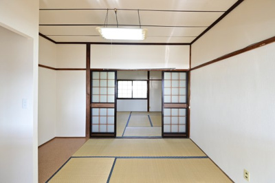 【居間・リビング】 | 中谷アパート | こちらのリビングで趣味の時間をお楽しみください