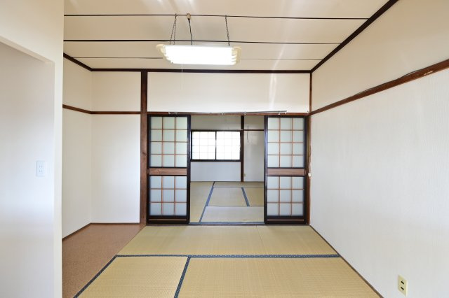 【居間・リビング】 | 中谷アパート | こちらのリビングで趣味の時間をお楽しみください