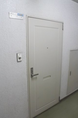 【その他共用部分】 | エヴェナール方南町 | 玄関部分。内廊下なので雨風をしのげます。