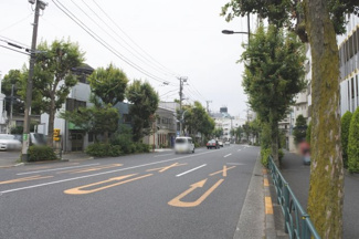 【周辺】 | 前面道路は片道2車線です。