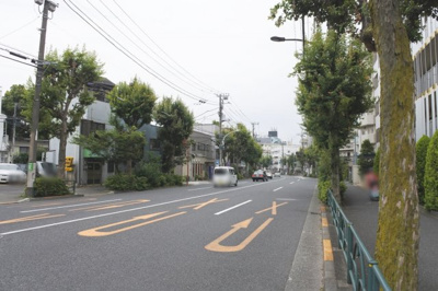 【周辺】 | エヴェナール方南町 | 前面道路は片道2車線です。