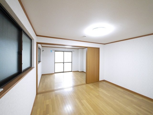 神殿マンション3号棟の洋室|広々とした洋室です