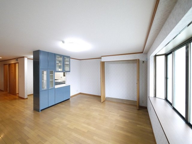 神殿マンション3号棟の居間・リビング|こちらの居間で趣味の時間をお楽しみください
